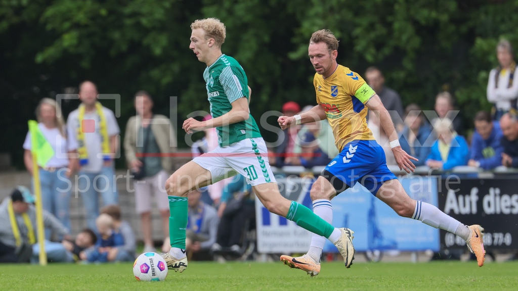 Fussball, Relegation Regionalliga Nord, SV Werder Bremen II - Holstein Kiel II | v.li.: Leon Opitz (SV Werder Bremen II, 30) und Marco Pajonk (SV Todesfelde, 9) im Laufduell, Zweikampf, Duell, Dynamik, Aktion, Action, Spielszene
