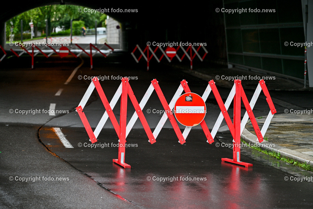 Linz_ Urfahr_ Hochwasserschutz_ 02.06.2024-5 | 02.06.2024, Linz, AUT, Urfahr, Hochwasser, im Bild Vorbereitung Hochwasserschutz Donaulaende Linz Urfahr, Sperre Durchfahrt Neues Rathaus