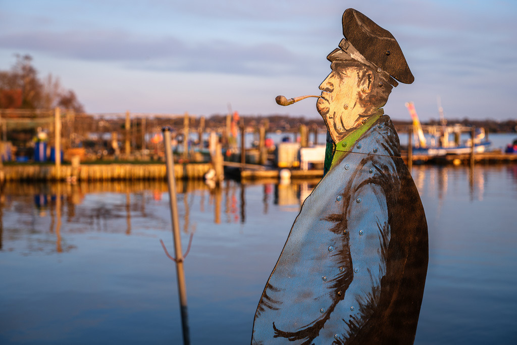 zeitenwende-farbe-01-10 | Spätes Abendlicht setzt Boote, Brücken und die Netze der Fischer auf dem Holm in Schleswig an der Schlei in Szene. - Realisiert mit Pictrs.com