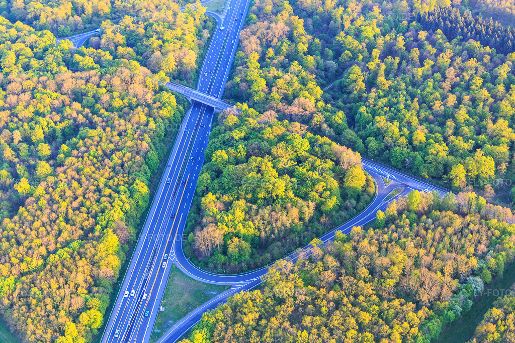Luftbild: A67 mit Autobahnauffahrt Gernsheim im Ortsteil Allmendfeld in Gernsheim im Bundesland Hessen in Deutschland. Foto: IMG_077746.jpg vom 23.04.2015 durch Werner Riehm/FLY-FOTO.de