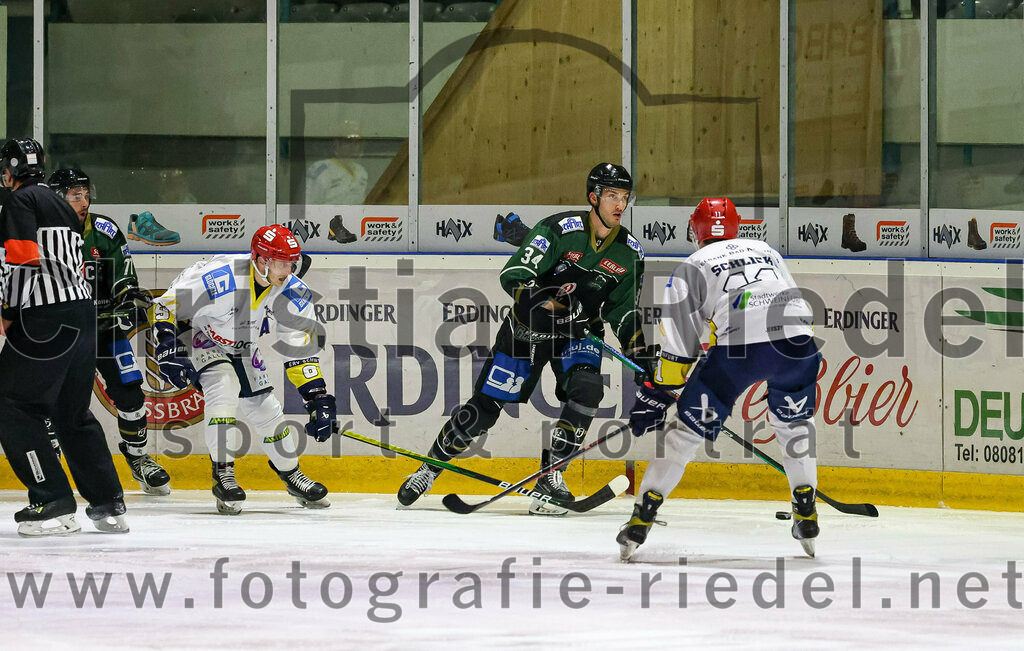 2023-01-06_018_TSV_Erding_gegen_ERV_Schweinfurt | Erding, Deutschland, 06.01.2023:
Eishockey, Bayernliga 2022 / 2023, 26. Spieltag, TSV Erding gegen ERV Schweinfurt, Endergebnis: 7:3

Joey Akers (ERV Schweinfurt, #9), Bastian Cramer (Erding Gladiators, #34), Moritz Schlick (ERV Schweinfurt, #11)

Foto: Christian Riedel / fotografie-riedel.net