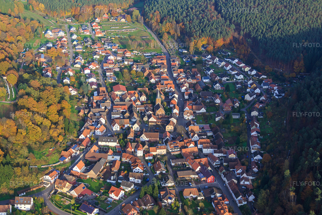 Luftbild: Dorfansicht im herbstlichen Pfälzerwald von Westen in Vorderweidenthal im Bundesland Rheinland-Pfalz in Deutschland. Foto: IMG_076382.jpg vom 09.11.2014 durch Werner Riehm/FLY-FOTO.de