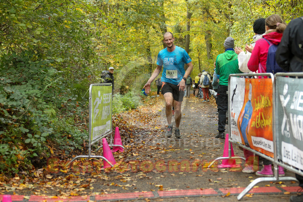 251026_1235_EX1_0795 | Sportfotografie im Rhein-Sieg Kreis, Köln, Bonn, NRW, Rheinland Pfalz, Hessen, etc. Unser Tätigkeitsfeld umfasst den Laufsport vom Volkslauf über den Marathon, Duathlon, Triathon bis zum Ultralauf wie Kölnpfad Ultra oder Schindertrail.