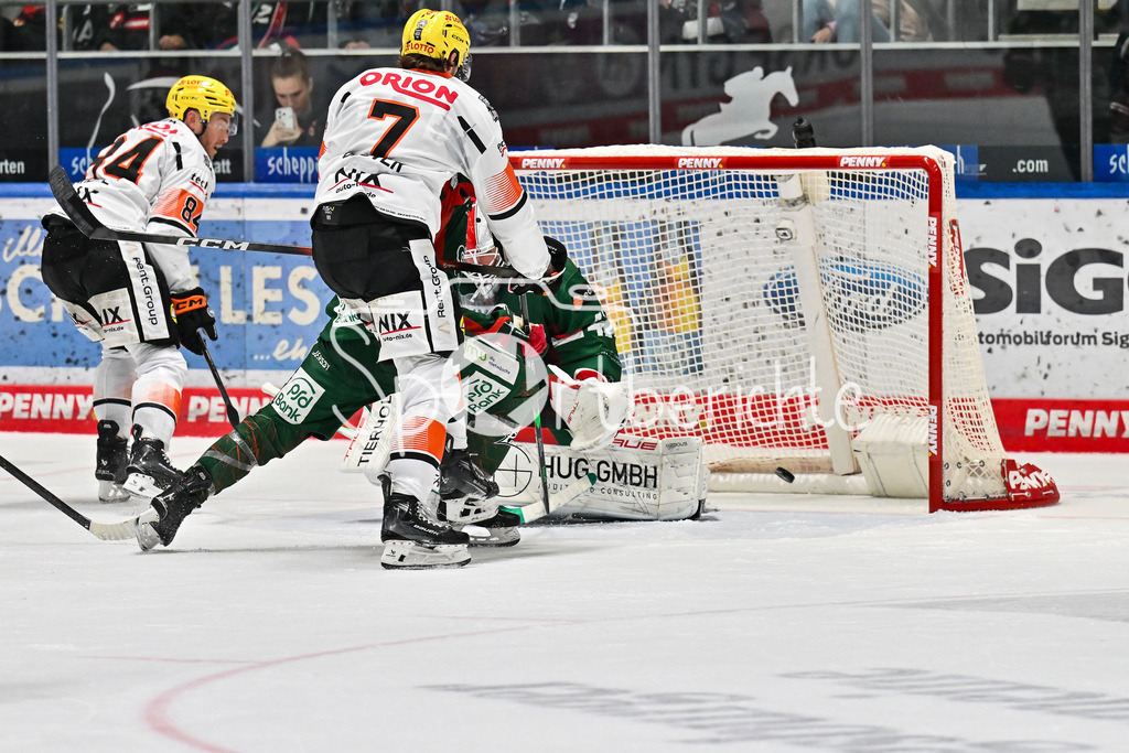 Augsburger Panther - Löwen Frankfurt | in dieser Szene erzielt Christopher WILKIE (Löwen Frankfurt 84) den Treffer zum 5-3 Tor / Torschuetze / Freude / Happy beim match zwischen den Augsburger Panthern und den Löwen Frankfurt am 8. Spieltag der Penny DEL im Curt Frenzel Stadion am 19.10.2025