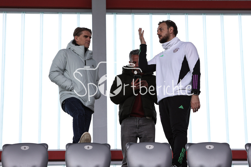 FC Bayern München U19 - TSG 1899 Hoffenheim U19 | FCB Sportdirektor Christoph FREUND (links) im Gespraech mit FCB U19 Trainer Rene MARIC (rechts)