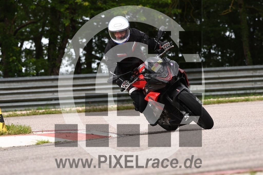 0582-20240601_01249 | Schöne Erinnerungen an spannende Momente - das festzuhalten ist unser Job. PIXELrace.de ist seit 2003 auf den Rennstrecken Europas unterwegs um die Action draußen beim Fahren und die wunderbare Stimmung imm Fahrerlager für euch einzufangen.