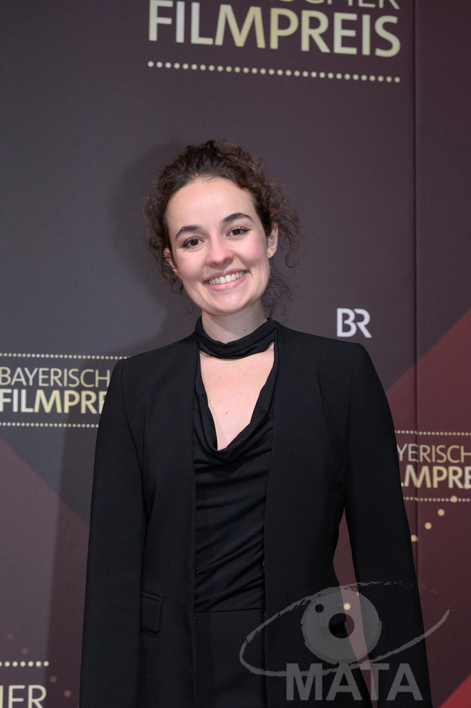 _DWI4677-2 | Raffaela Kraus (deutsche Schauspielerin und DrehbuchautorIn) auf dem roten Teppich  bei der Verleihung des 47. Bayerischen Filmpreises 2026  im Prinzregententheater. München, Deutschland. Der Bayerische Filmpreis wird seit 1979 von der Bayerischen Staatsregierung verliehen, um die Bedeutung des Kinofilms als Kulturgut herauszustellen - Realisiert mit Pictrs.com