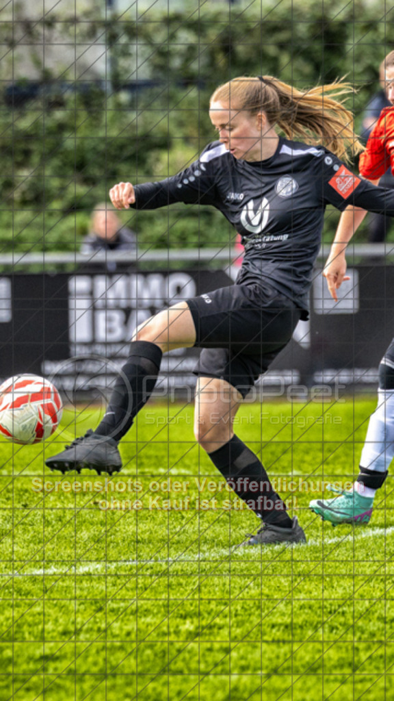 20250928_143800_0589-Bearbeitet-2 | Celine Weinhold (1.FC Donzdorf #16) erziehlte fast noch das 4:01.FC Donzdorf (schwarz) vs. TV Derendingen (rot), Fussball, Frauen-Verbandsliga Württemberg, 03. Spieltag, Saison 2025/2026, Rasenplatz Lautertal Stadion, Süßener Straße 16, 73072 Donzdorf, 28.09.2025 - 13:00 Uhr,Foto: PhotoPeet-Sportfotografie/Peter Harich