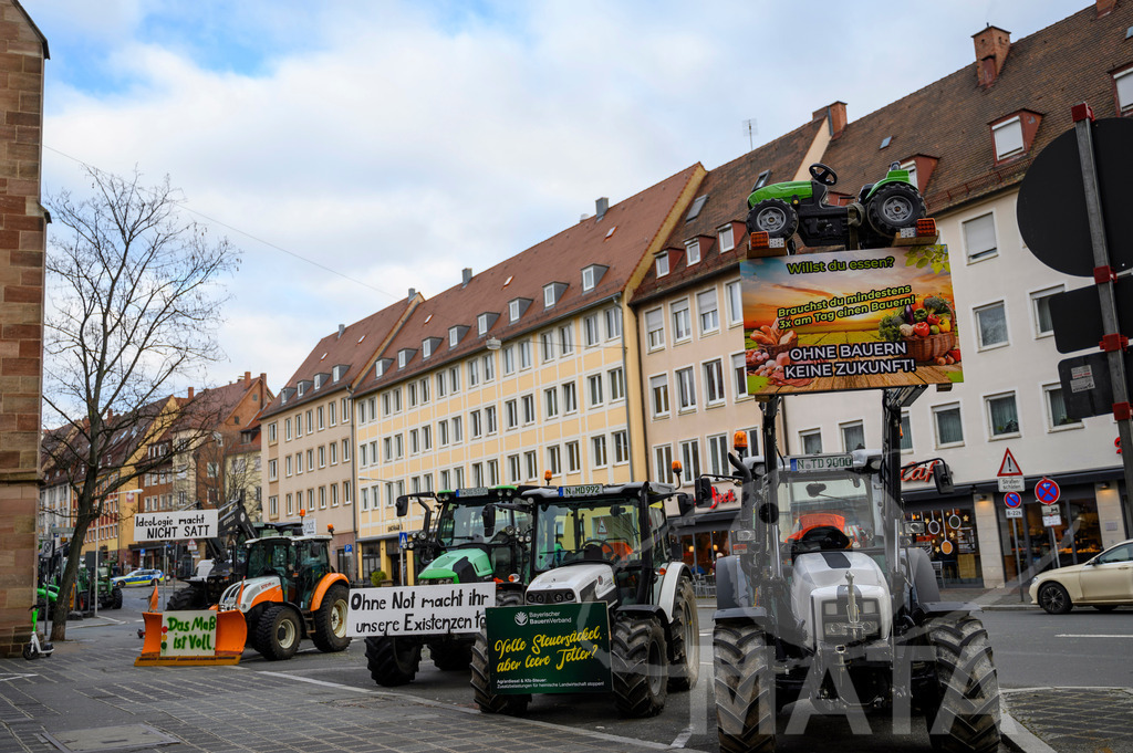_DWI0374 | Bauerndemo gegen Agrarpolitik der Bundesregierung  auf dem Straße Obstmarkt und Hauptmarkt . Nürnberg, 08.01.2024 - Realisiert mit Pictrs.com