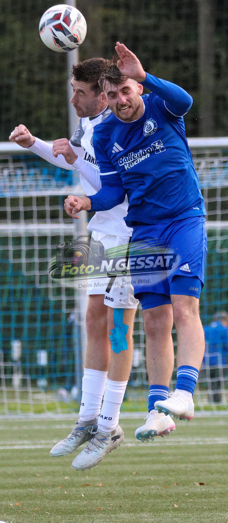 TuS Bruchmühlen - Bünder SV | Auf dem Bild zu sehen: blau TuS Bruchmühlen: Deniz Ali Parlak ; weiß Bünder SV: Niklas Stuckenholz TuS Bruchmühlen, Bünder SV, Saison 26/27, Kreisliga A, Bruchmühlen, Deutschland - Realisiert mit Pictrs.com