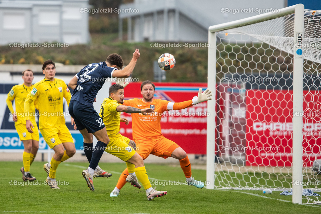 Böhm Kopfballtor | 08.11.2025, Fußball, Regionalliga West, SSVg Velbert - SC Wiedenbrück: Timo Böhm (SSVg Velbert #32) köpft den Ball zur 2:1 Führung ein - Realisiert mit Pictrs.com