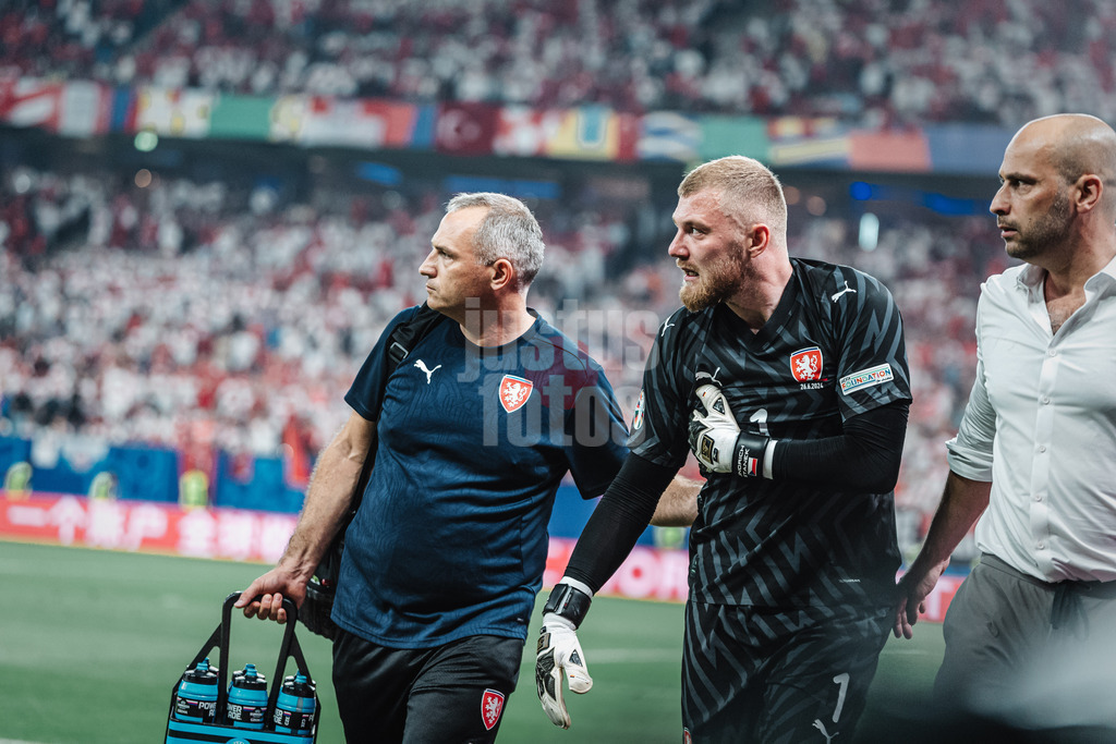 Fußball | Herren | UEFA-Fußball-Europameisterschaft 2024 | Gruppe F | Tschechien vs. Türkei | 26.06.2024 | Torwart Jindrich Stanek (#1, Tschechien) wird verletzt vom Feld geführt