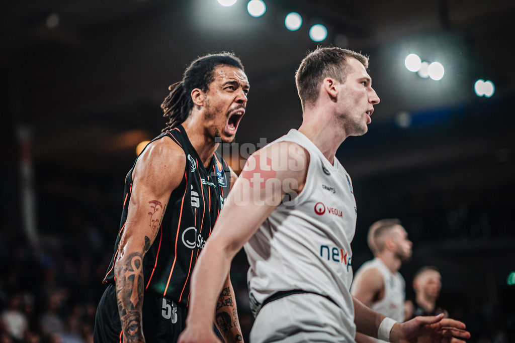 Basketball | Männer | Saison 2023/2024 | easyCredit Basketball Bundesliga | 32. Spieltag | Veolia Towers Hamburg vs. NINERS Chemnitz | 04.05.2024 | Kevin Yebo (#53, NINERS Chemnitz) jubelt in den Nacken von Lukas Meisner (#7, Hamburg Towers)