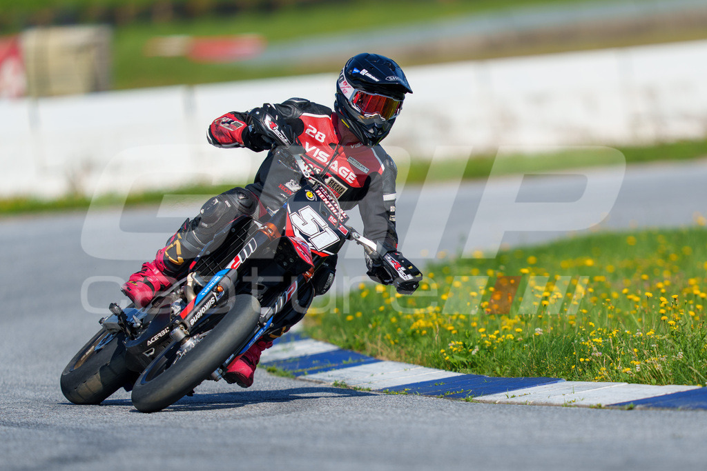 SuperMoto_Staatsmeisterschaft_Greinbach_154 | GRIPcapture steht für authentische Sportfotografie in Österreich – für Momente, die mehr sind als Geschwindigkeit oder Ergebnis. Es geht um Emotion, Spannung, Fokus und den Augenblick, der oft nur einen Wimpernschlag dauert.Ob Motorsport, Teamsport oder 