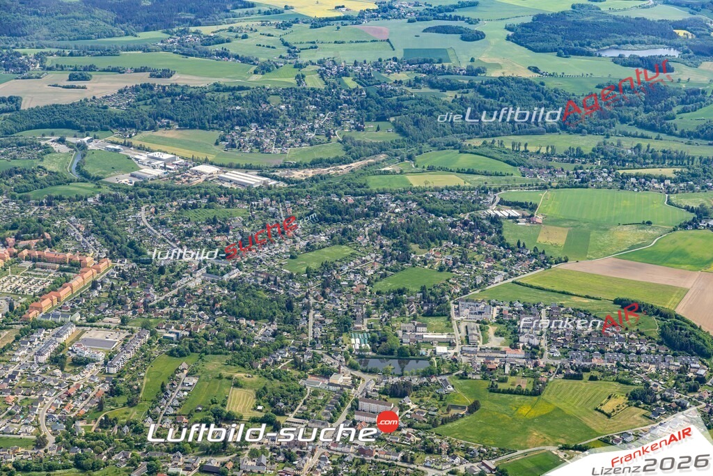 Die Luftaufnahme Stadtgebiet-West - Plauen wurde 2022 vom Flugzeug aus (keine Drohne) erstellt. Hohe Auflösung -für große Poster und Wandbilder geeignet - Garantiert!