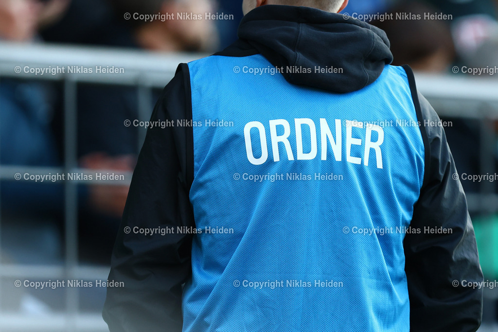 NH_SVWerderBremenU19_KarlsruherSCU19_JuniorenDFBPokal_23052025 | Ein Ordner mit Weste im Karl-Liebknecht-Stadion beim DFB-Pokalfinale der Junioren.Fußball I Junioren I DFB-Pokal I Saison 2024-2025 I Finale I SV Werder Bremen U19 - Karlsruher SC U19 I 23.05.2025 I Karl-Liebknecht-Stadion