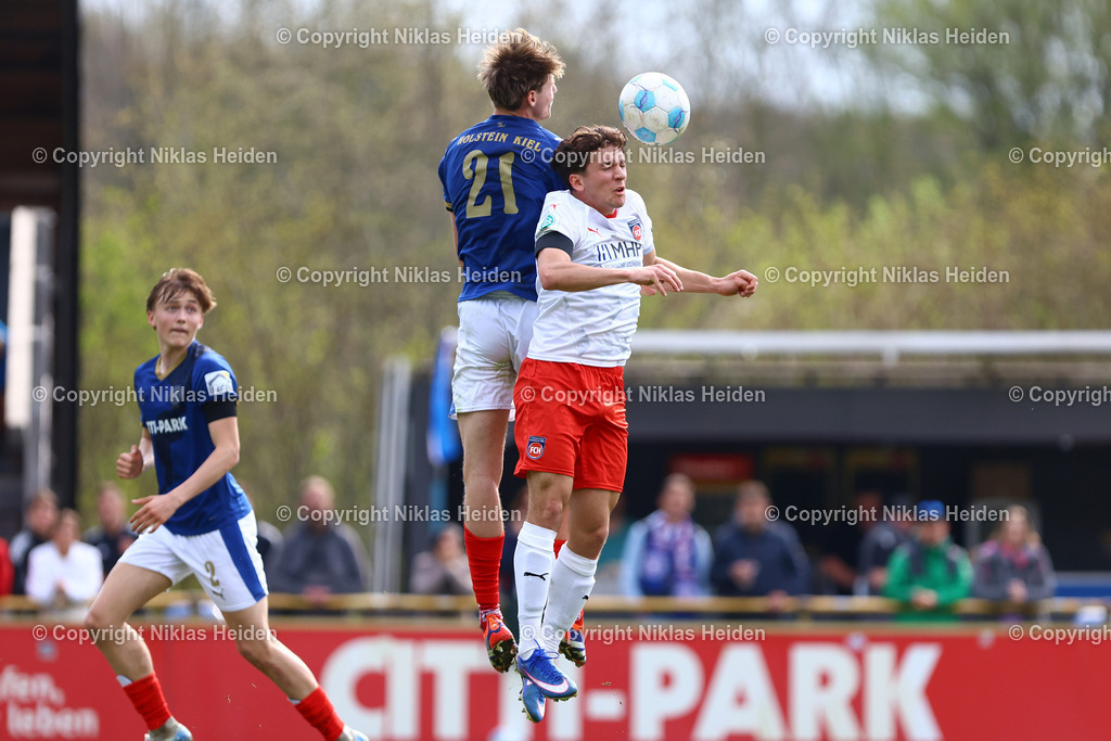 NH_HolsteinKielU19_1FCHeidenheimU19_DFBNachwuchsliga_18042026 | #21 Maximilian Apelt (Holstein Kiel U19), #19 Jannik Oettinger (1. FC Heidenheim U19)Fußball I Herren I U19 DFB-Nachwuchsliga Hauptrunde Liga A, Gruppe B I Saison 2025-2026 I 9. Spieltag I Holstein Kiel U19 - 1. FC Heidenheim U19 I 18.04..2026 I Citti-Fußball-Park
