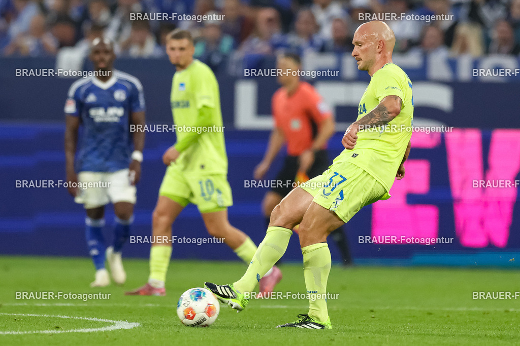 1_S04BER_20250801_2266.JPG -  - FC Schalke 04 - Hertha BSC Berlin - 2. Bundesliga | Gelsenkirchen, Deutschland, 01.08.25: Toni Leistner (Hertha BSC Berlin) in Aktion, am Ball, Einzelaktion waehrend des Spiels der 2. Bundesliga zwischen FC Schalke 04 - Hertha BSC Berlin in der Veltins-Arena am 01. August 2025 in Gelsenkirchen, Deutschland. (Foto von Stefan Brauer/Brauer-Fotoagentur)DFB/DFL REGULATIONS PROHIBIT ANY USE OF PHOTOGRAPHS AS IMAGE SEQUENCES AND/OR QUASI-VIDEO.