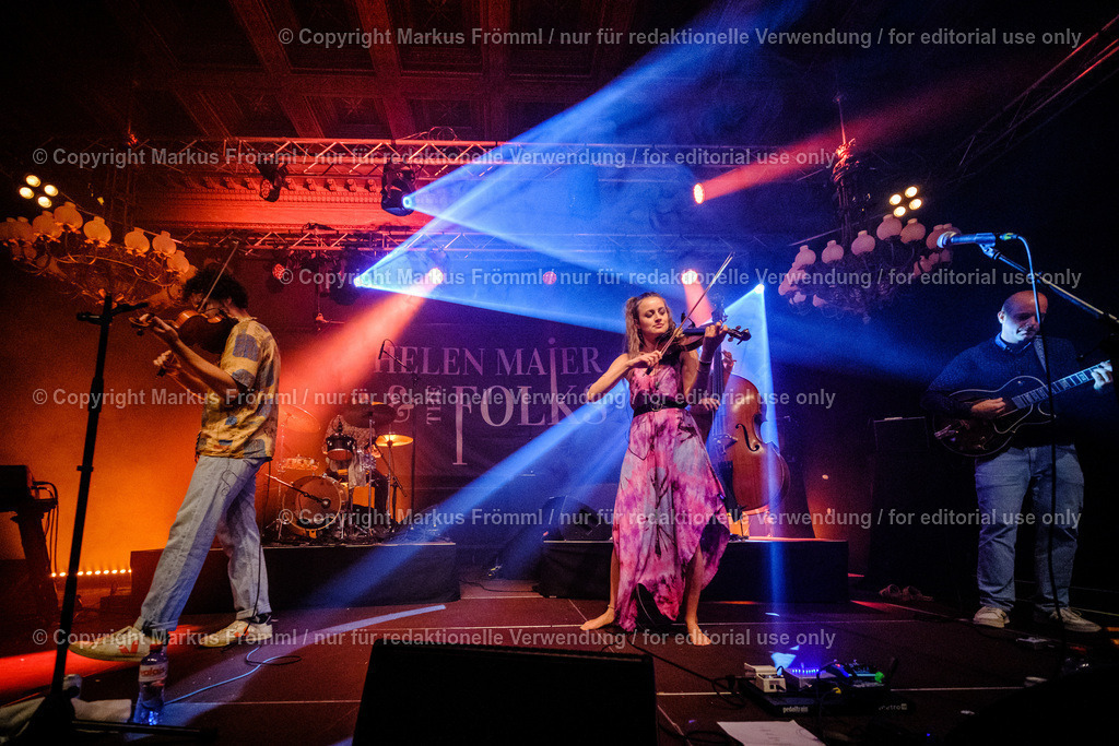 20230728-helen-maier-and-the-folks-001 | Helen Maier &amp; The Folks am Luzern Live Festival. Am Freitag 28. Juli 2023 im Hotel Schweizerhof in Luzern. Helen Maier — Violine / Alexander Graf — Violine, Bratsche / Andreas Gut — Akkordeon / Theo Känzig — Gitarre / Jonas Künzli — Kontrabass / Adrian Böckli — Schlagzeug, Percussion. Foto: Markus Frömml