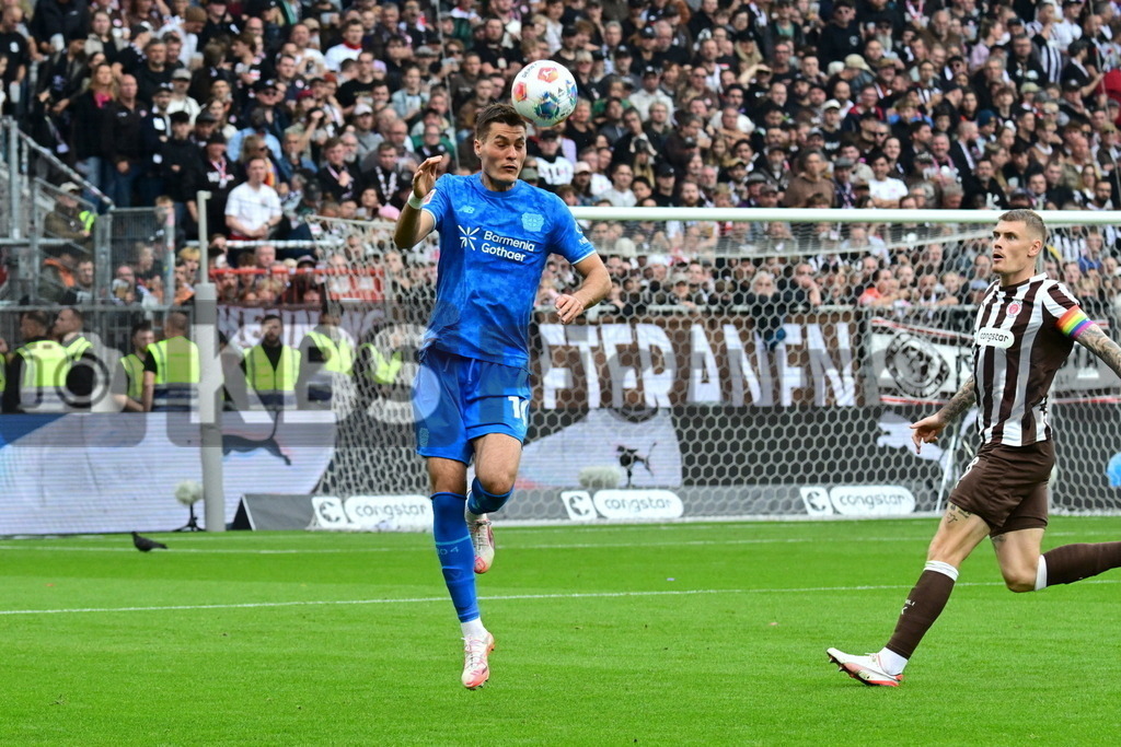 KBS Picture_FCStPauli-Bayer04Leverkusen_049 | v.l. Schick Patrik (Bayer04Leverkusen) , Smith Eric (St.Pauli) ,Sportplatz :  Millerntor Stadion, - Realisiert mit Pictrs.com