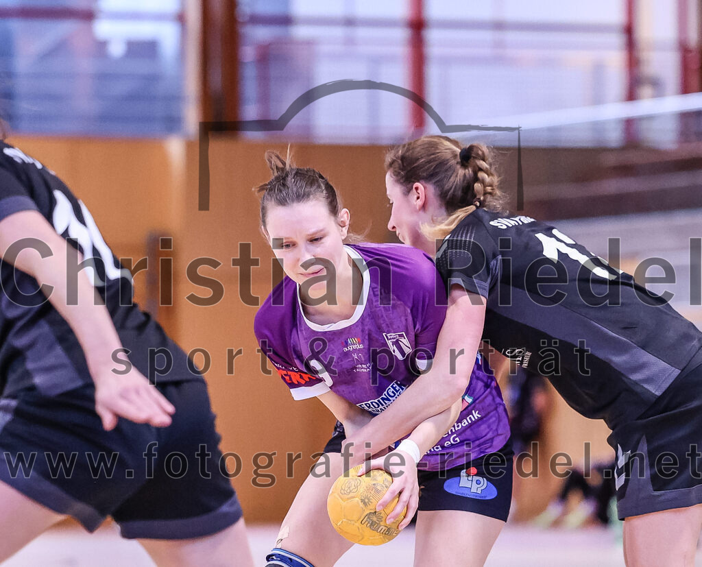2024-12-14_023_SpVgg_Altenerding_gegen_SVA_Palzing | Erding, Deutschland, 14.12.2024:Handball, Bezirksoberliga Frauen Altbayern 2024 / 2024, 9. Spieltag, SpVgg Altenerding gegen SVA Palzing, Endergebnis: 20:30Julia Kranich (SpVgg Altenerding, #9), Sandra Redl (SVA Palzing, #12)Foto: Christian Riedel / fotografie-riedel.net