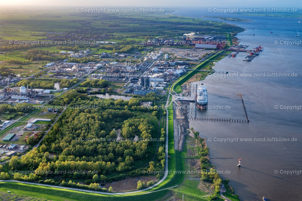 Stade_LNG_Terminal_LNG_Schiff_Energos_Force_ELS_1466140424 | STADE 29.04.2024 Wasserbrücke mit Leitungssystemen des LNG Erdgas und Flüssiggas- Terminal und Entladekai mit anlegenden Spezialschiff "Energos Force" (früher "Transgas Force") am Ufer des Flußverlaufes der Elbe im Ortsteil Bützfleth in Stade im Bundesland Niedersachsen, Deutschland. Weiterführende Informationen bei: Dow Deutschland Anlagengesellschaft mbH,  TRINSEO. // Water bridge with pipeline systems of the LNG natural gas and liquid gas terminal and unloading quay with the special ship "Energos Force" (formerly "Transgas Force") docking on the banks of the Elbe in the district of Buetzfleth in Stade in the state Lower Saxony, Germany. Further information at: Dow Deutschland Anlagengesellschaft mbH,  TRINSEO. Foto: Martin Elsen