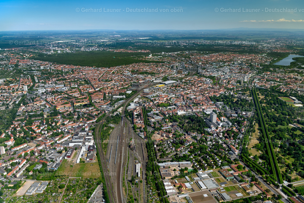 4030906 | HANNOVER 02.06.2020 Schienen- und Gleisstrecken auf den Abstellgleisen und Rangierstrecken des Rangierbahnhofes und Güterbahnhofes der Deutschen Bahn in Hannover im Bundesland Niedersachsen. // Marshalling yard and freight station of the Deutsche Bahn in Hannover in the state Lower Saxony. Foto: Gerhard Launer