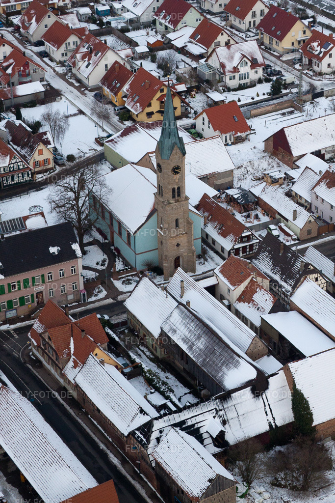 Luftbild: evang. Kirche, Rathaus in Erlenbach bei Kandel im Bundesland Rheinland-Pfalz in Deutschland. Foto: IMG_23820.jpg vom 16.01.2010 durch Werner Riehm/FLY-FOTO.de