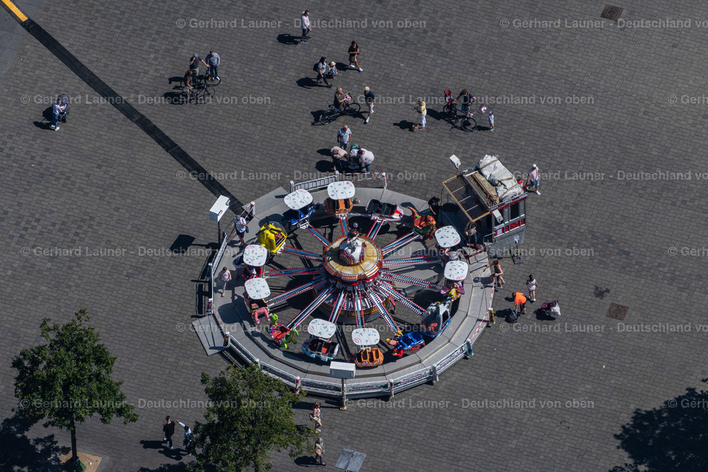 4035762 | BRAUNSCHWEIG 31.07.2020 Fahrgeschäft am Denkmal "Herzog Friedrich Wilhelm" am Schloßplatz in Braunschweig im Bundesland Niedersachsen, Deutschland. // Amusement ride at the monument "Herzog Friedrich Wilhelm" in Brunswick in the state Lower Saxony, Germany. Foto: Gerhard Launer