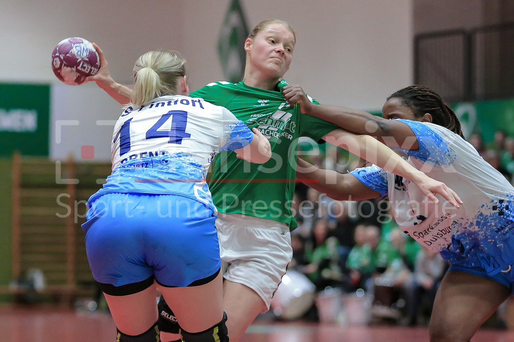 Handball, 2. Bundesliga Frauen, SV Werder Bremen - TuS Lintfort | v.li.: Maxime Drent (TuS Lintfort, 14), Denise Engelke (SV Werder Bremen, 18) und Prudence Kinlend (TuS Lintfort, 3) im Zweikampf, Duell, Spielszene, Aktion, Action