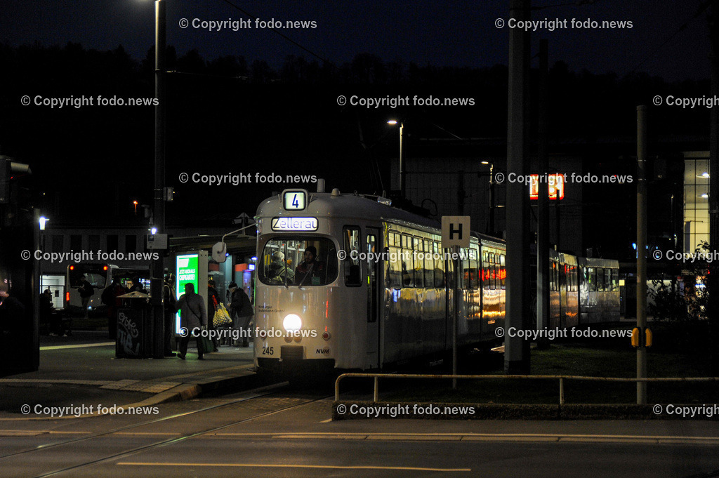 Deutschland_ Bayern_ Wuerzburg_ 13.12.2024-28 | 13.12.2024, Deutschland, GER, Bayern, Wuerzburg im Bild Stadtansichten, Strassenbahn, Bim, Verkehr, oeffentlicher Verkehr, Nahverkehr, Menschen, kreisfreie Stadt in Bayern, Bezirk Unterfranken