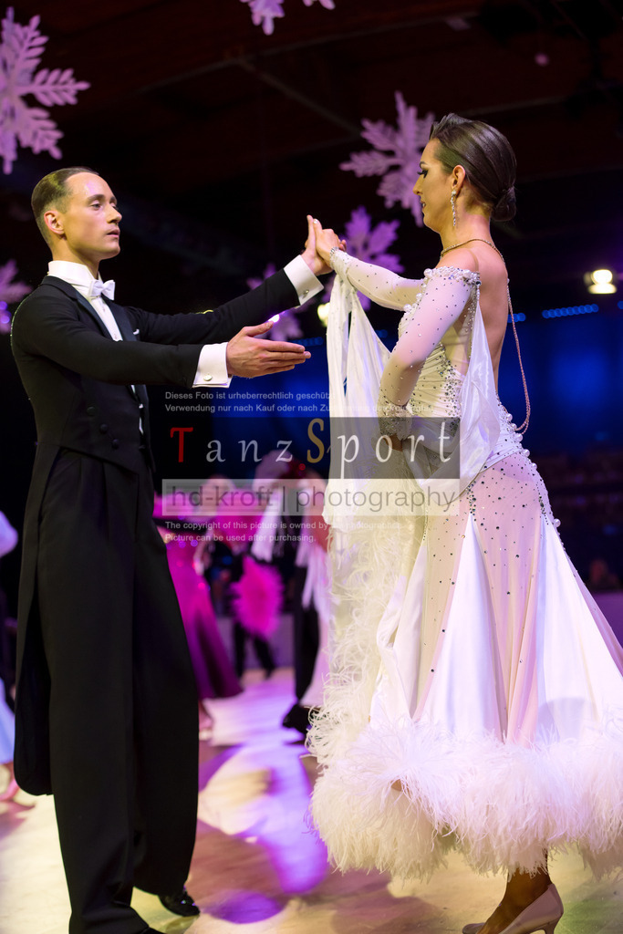 20241215_WDSF_Int_Open_Std-Riga-9589 | Tanzsportbilder, Standardtanz, Lateintanz, WDSF, DTV, LTVB, dancecomp, goc, hessen tanzt, blaues band der spree, walzer, tango, wiener walzer, slowfox, quickstepp, samba, rumba, cha-cha-cha, paso doble. jive, hd-kroft photography, turniertanzsport