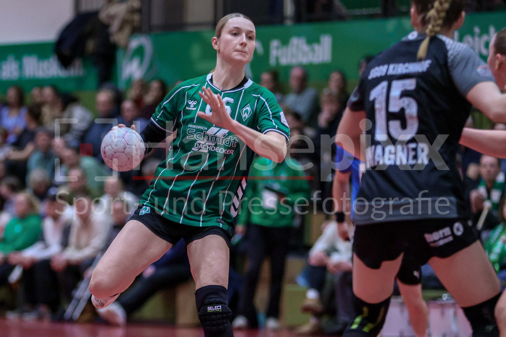 Handball, 2. Bundesliga Frauen, SV Werder Bremen - SG 09 Kirchhof | Luise Albert (SV Werder Bremen, 66) am Ball, Spielszene, Aktion, Action