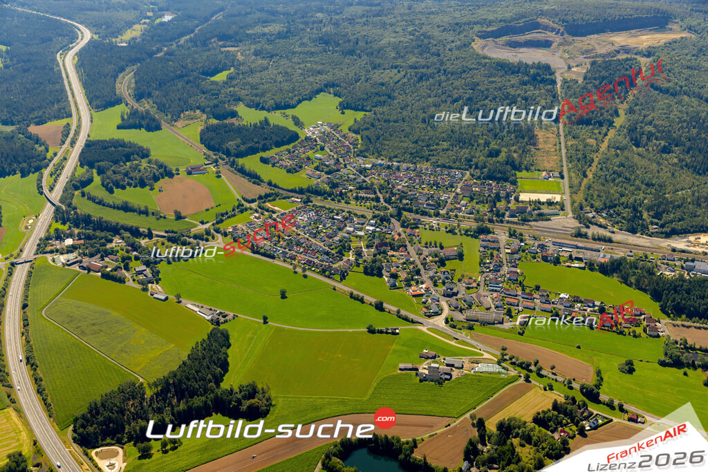 Das Luftbild zeigt :  Pechbrunn - Die Luftaufnahme wurde 2023 vom UL-Flugzeug aus erstellt ( keine Drohne ) - Hochauflösende Luftaufnahme - Für grossformatige Ausdrucke geeignet. Die Geschenkidee !Mit Lizenz und Bildrechte bestellbar