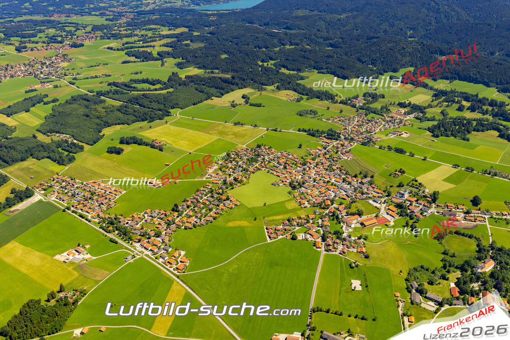 Aktuelles Luftbild von  Reichersbeuern - Die Luftaufnahme wurde 2022 mittels UL-Flugzeug erstellt ( keine Drohne ) - hochauflösende Kamera-Systeme von  Canon -Beste Qualität - Für grossformatige Ausdrucke geeignet. Die Geschenkidee !