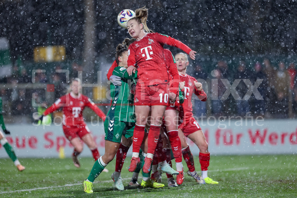 Fussball, Google Pixel Frauen-Bundesliga, SV Werder Bremen - 1. FC Köln | Weronika Zawistowska (1. FC Köln, 10) im Kopfballduell, Kopfball, Zweikampf, Action, Aktion, Spielszene, DIE DFB-RICHTLINIEN UNTERSAGEN JEGLICHE NUTZUNG VON FOTOS ALS SEQUENZBILDER UND/ODER VIDEOÄHNLICHE FOTOSTRECKEN. DFB REGULATIONS PROHIBIT ANY USE OF PHOTOGRAPHS AS IMAGE SEQUENCES AND/OR QUASI-VIDEO.