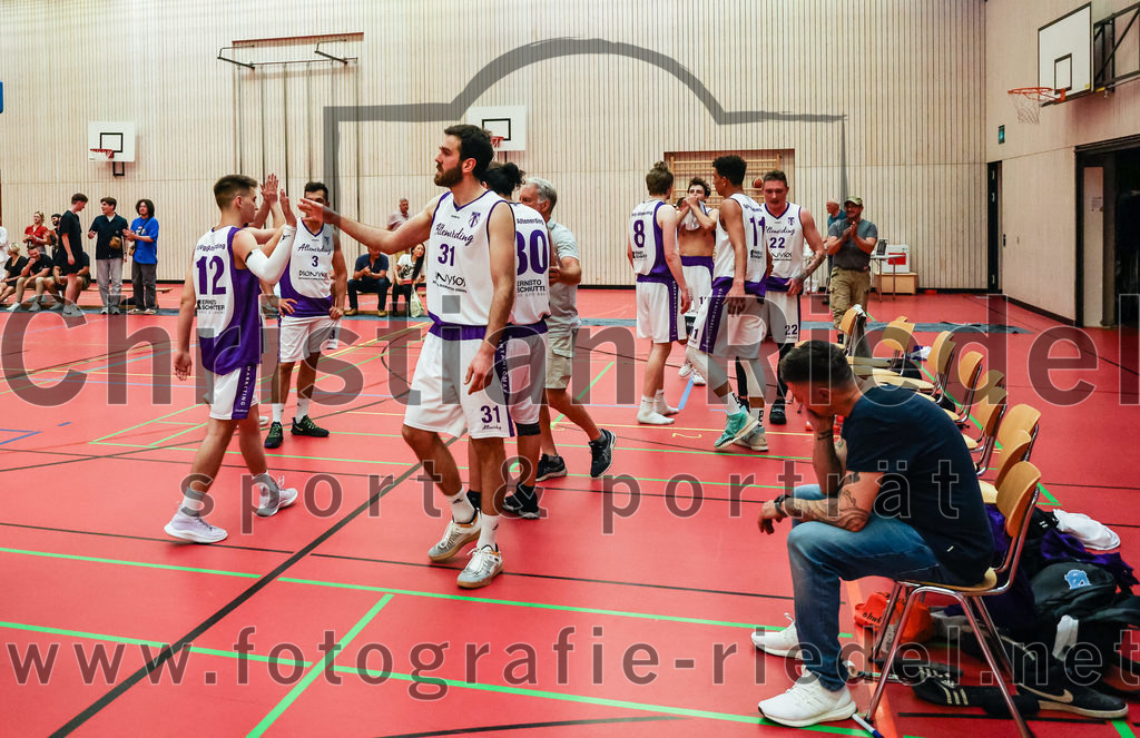 2022-05-15_137_SpVgg_Altenerding_gegen_TSV_Muenchen-Forstenried | Erding, Deutschland, 15.05.2022:
Basketball, Bezirksliga 2021 / 2022, Play-Offs, SpVgg Altenerding gegen TSV München-Forstenried, Endergebnis: 55:57

Sebastian Weber (SpVgg Altenerding, #12), Sasa Sukovic (SpVgg Altenerding, #31), Leonhard Luna Stein (SpVgg Altenerding, #30), Trainer Christos Takis Paraschidis (SpVgg Altenerding)

Foto: Christian Riedel / fotografie-riedel.net