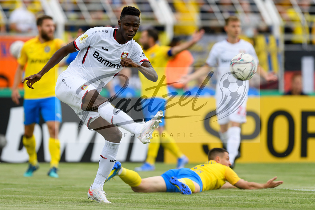 LLELEV20210807_048 | Fussball, Herren: Odilon Kossounou (Bayer 04 Leverkusen) in Aktion, am Ball, Einzelaktion beim Spiel der 1. Runde im DFB-Pokal zwischen 1. FC Lokomotive Leipzig und Bayer 04 Leverkusen im Bruno-Plache-Stadion am 07.08.2021 in Leipzig, Deutschland.DFB / DFL REGULATIONS PROHIBIT ANY USE OF PHOTOGRAPHS AS IMAGE SEQUENCES AND/OR QUASI-VIDEO. - Realisiert mit Pictrs.com