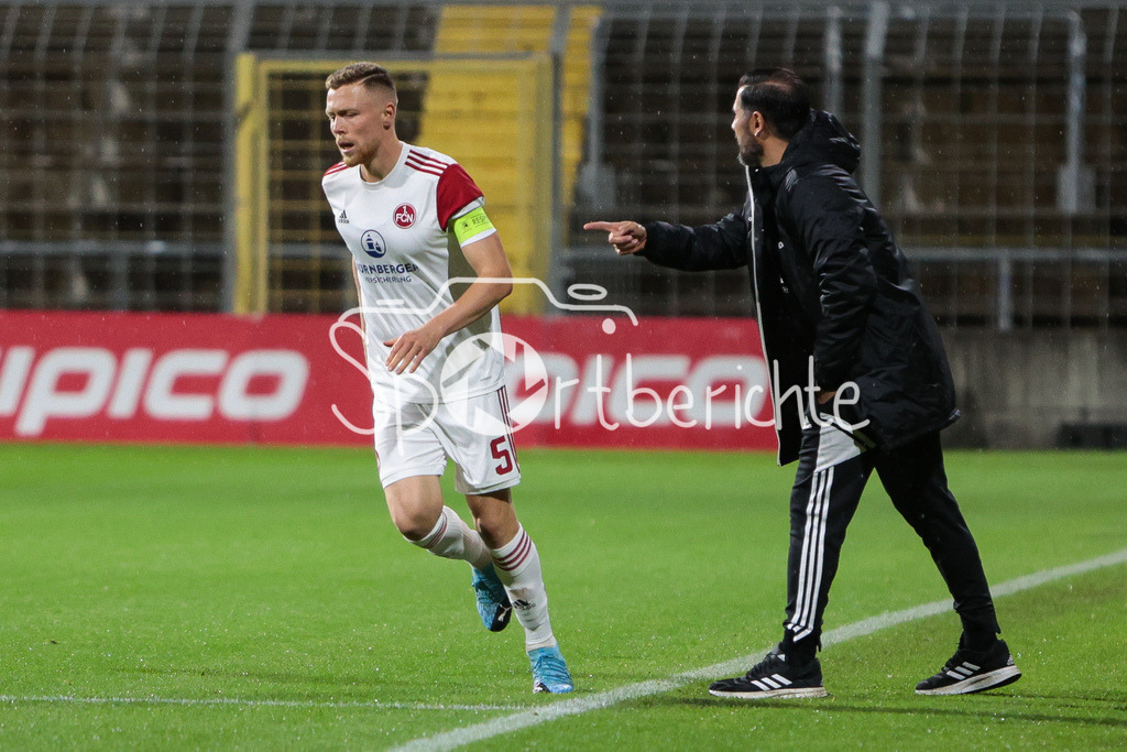 FC Bayern Amateure - 1. FC Nuernberg II | Fabian Menig (FCN #5) holt sich Anweisungen von Cristian Fiel ab