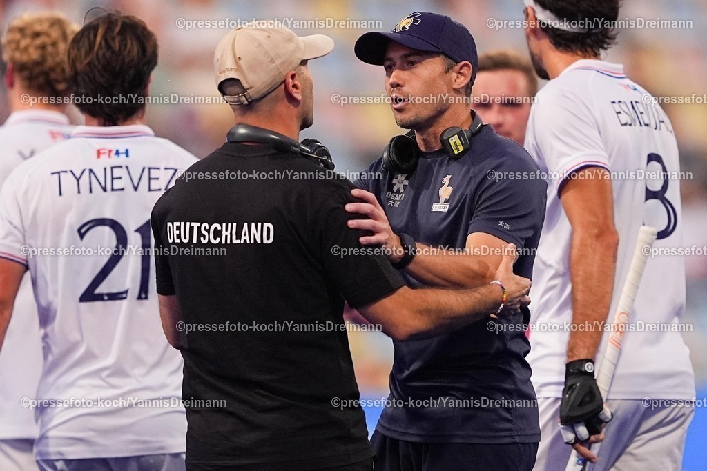 xydrx08082502103 | 08.08.2025, xydrx, Herren EuroHockey Championship 2025, Gruppenphase, Gruppe B, Deutschland - Frankreich, Sparkassenpark Mönchengladbach: Andre Henning (Cheftrainer Deutsche Feldhockey Nationalmannschaf) und John-John Dohmen (Cheftrainer Franzoesische Feldhockey Nationalmannschaft) nach dem Spiel im Gespräch