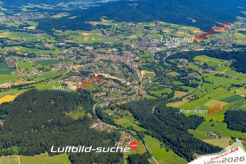 Das Luftbild der Stadt Bad Kötzting wurde 2022 vom Flugzeug heraus erstellt (keine Drohnen-Aufnahmen) Aufnahmehöhe ca.450 Meter- hohe Bildauflösung und Druck-Qualität. Garantiert!