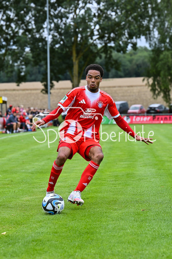 SSV Ulm 1846 Fussball U19 - FC Bayern München U19 | am BAll Chivano WIJKS (FCB #2) / Einzelfoto / Freisteller / U19 DFB Nachwuchsliga: SSV Ulm 1846 Fussball - FC Bayern München, Hauptspielfeld Langenau am 02.08.2025