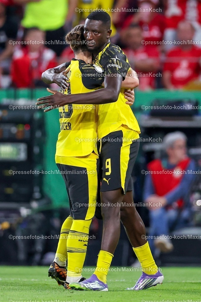 DFB18082501104 | 2025.08.18, Fußball, 1.Runde DFB-Pokal, Rot-Weiss Essen - Borussia Dortmund, Stadion Hafenstraße, Saison 2025 2026: Torjubel nach dem Tor zum 1:0  durch Torschütze Serhou Guirassy&nbsp;(BVB #09)  zusammen mit Marcel Sabitzer&nbsp;(BVB #20) DFB regulations prohibit any use of photographs as image sequences and or quasi-video.