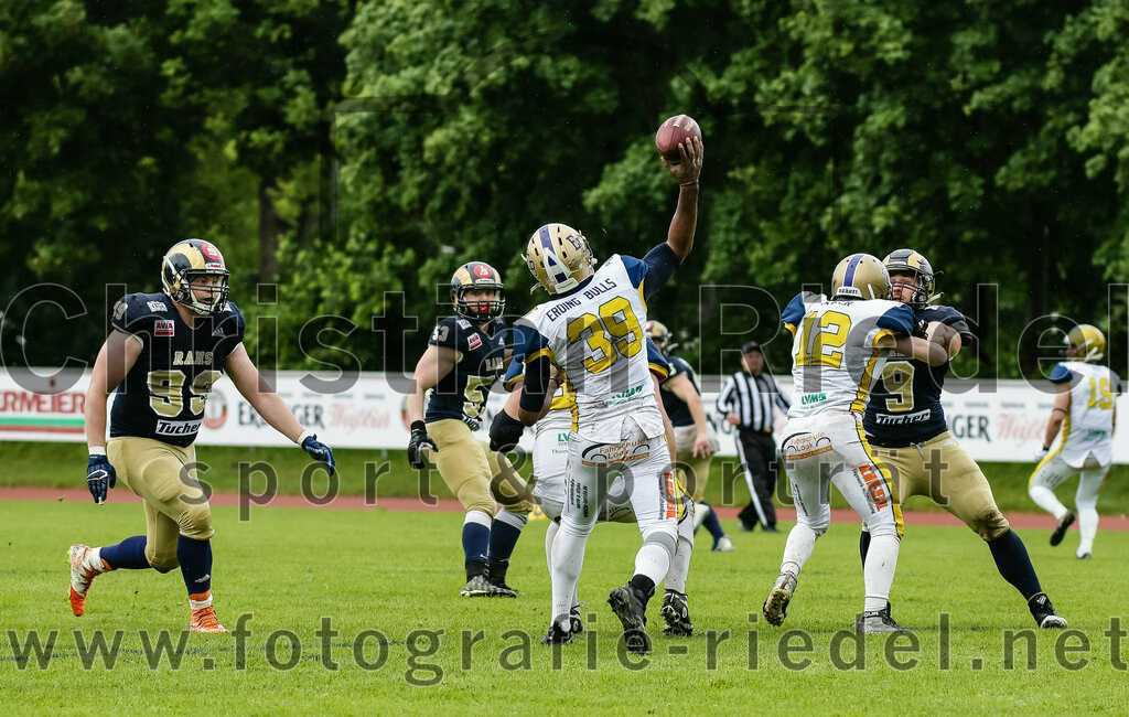 2022-05-29_155_Erding_Bulls_gegen_Nuernberg_Rams | Erding, Deutschland, 29.05.2022:
Fußball, Regionalliga 2022, 5. Spieltag, Erding Bulls gegen Nürnberg Rams, Endergebnis: 10:16

+e39+, Kilian Mayer (Erding Bulls, #12)

Foto: Christian Riedel / fotografie-riedel.net