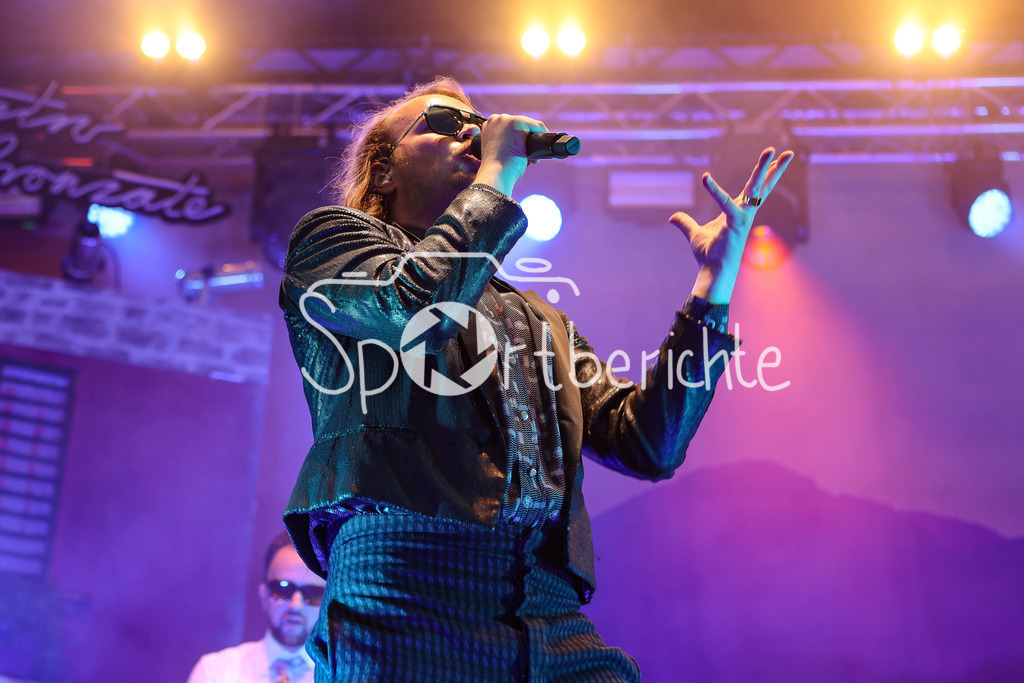 Noiesehausen | Die Band "Roy Bianco &amp; die Abbrunzati Boys" spielen beim Festival "Noisehausen" in Schrobenhausen / Im Bild Saenger "Roy Bianco" / Frontmann