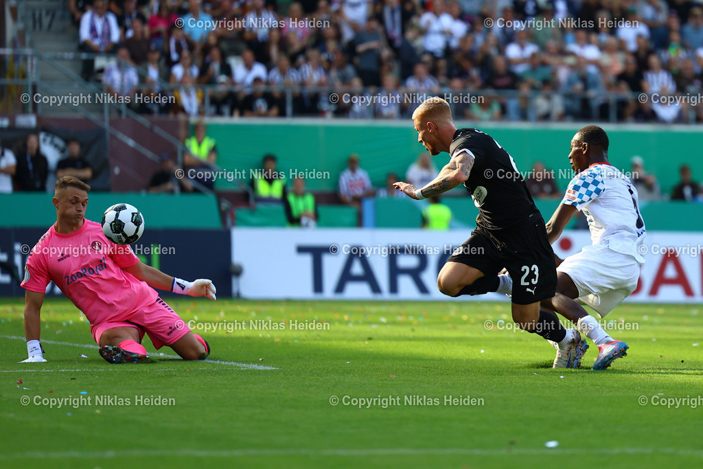NH_FCEintrachtNorderstedt_FCStPauli_DFBPokal_16082025 | #32 Lars Oliver Huxsohl und #6 Abdul-Malik Yago (beide FC Eintracht Norderstedt), #23 Louis Oppie (FC St. Pauli)Fußball I Herren I DFB-Pokal I Saison 2025-2026  I 1. Runde I FC Eintracht Norderstedt - FC St. Pauli I 16.08.2025 I Millerntor-Stadion