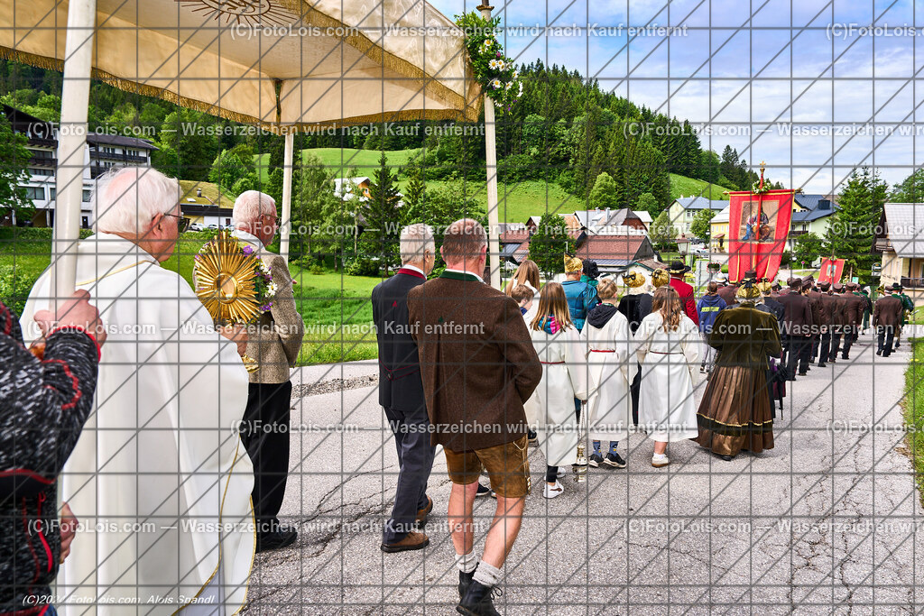 ALP7853_Fronleichnam_Lackenhof_Pfarrer Burmettler | (C)FotoLois.com, Alois Spandl. FRONLEICHNAM in Lackenhof mit Pfarrer Norbert Burmettler, Musikkapelle, Feuerwehr, Goldhaubengruppe und vielen LackenhoferInnen, Do 30. Mai 2024.
