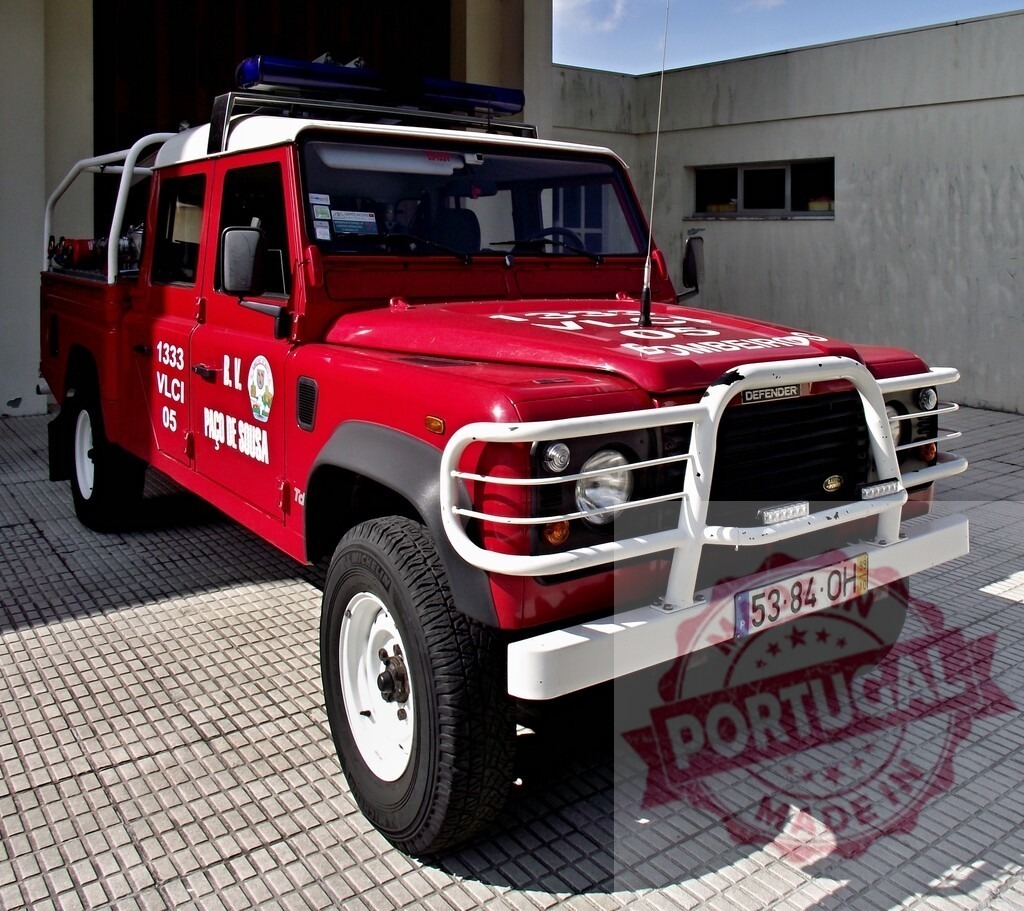 Land Rover Defender fire truck for Bombeiros in Portugal | Red Land Rover Defender serving as an emergency fire truck for Bombeiros in Paços de Sousa - Realisiert mit Pictrs.com