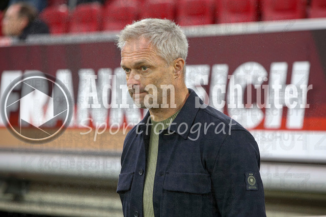 Deutschland vs Frankreich - Halbfinale - UEFA Women's Nations League | Düsseldorf, Deutschland, 24.10.25:   Nationaltrainer Christian Wück ( Deutschland ) schaut waehrend des Halbfinals der UEFA Women's Nations League zwischen Deutschland vs Frankreich in der Merkur-Spiel-Arena(Foto von Brauer-Fotoagentur / Adrian Schlueter)