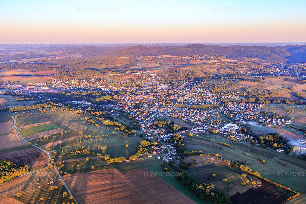 Aerial view: View of the town from the east in Reichshoffen in the state Bas-Rhin, France. – Photo: IMG_111625.jpg taken on 09/16/2018 by Werner Riehm/FLY-FOTO.com – Resolution of the original: 5472 x 3648 px